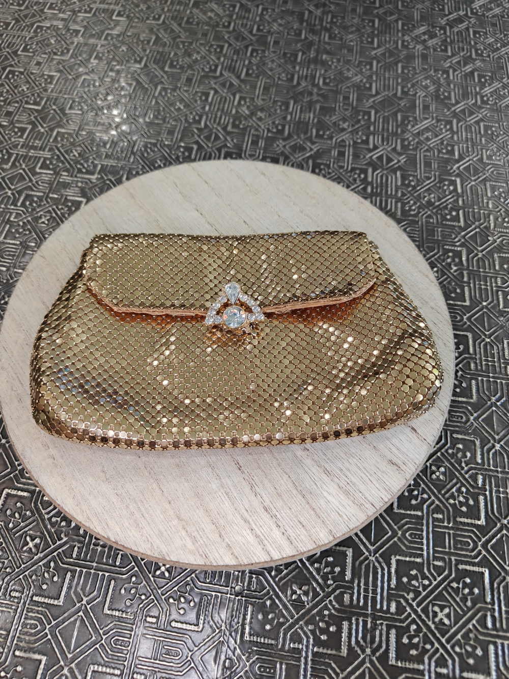 π’ Whiting & Davis Vintage gold mesh clutch with a decorative rhinestone clasp - Picture 6 of 10